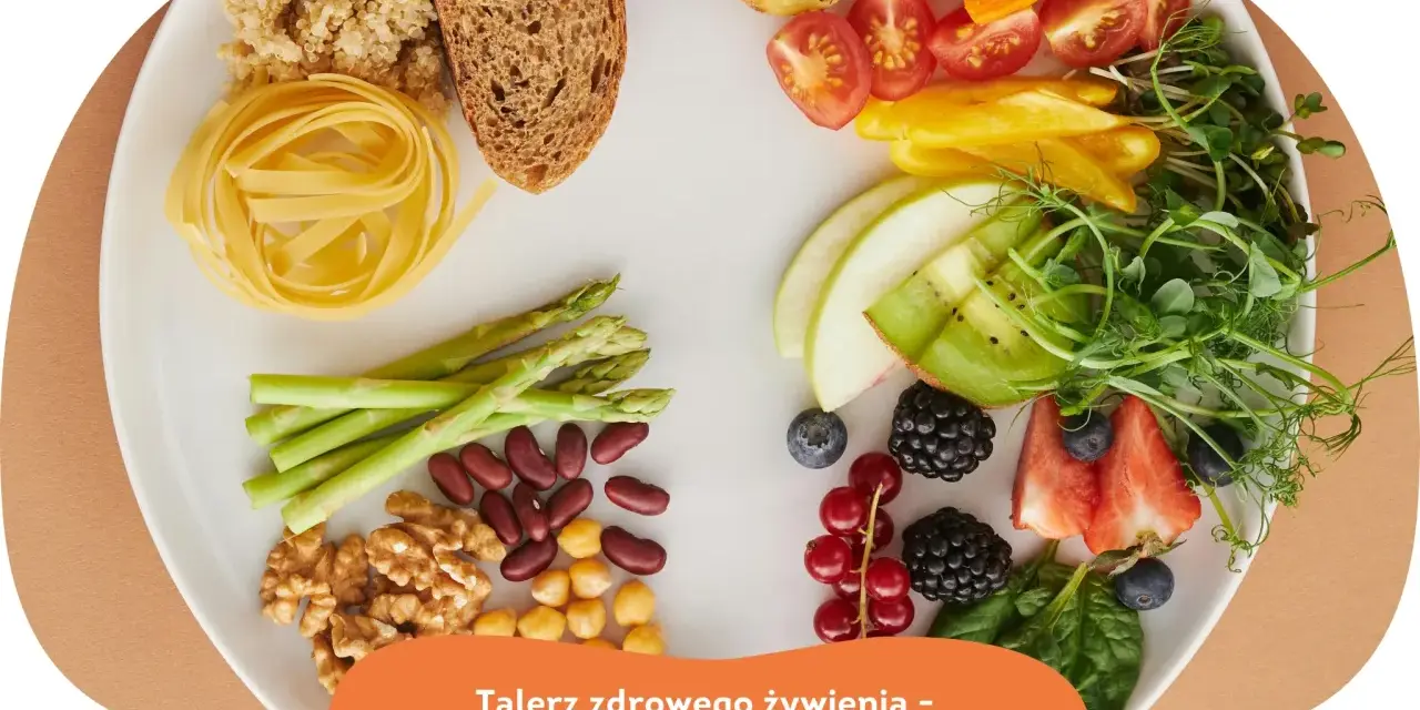 Talerz pełen kolorowych, zdrowych przekąsek: warzywa, owoce, orzechy, fasola, kasza i pieczywo. Idealny na zdrowy posiłek.