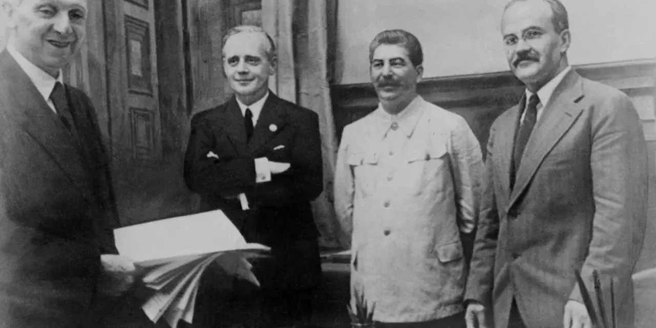 Staline et Hitler, deux figures historiques, posent ensemble. L'un tient des documents, l'autre un dossier.