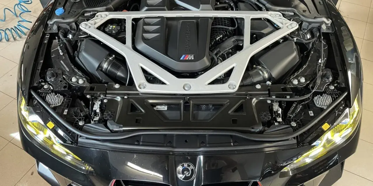 Silnik BMW M Power z rozpórką kielichów. Może to być związane z błędem dtc p1250 bmw.