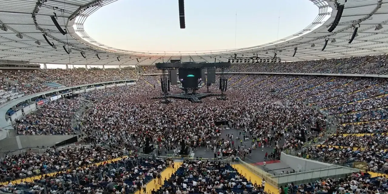 Ogromny tłum na stadionie, czekający na koncert Dawida Podsiadło. Wyobraź sobie, że to już dawid podsiadło koncerty 2026!