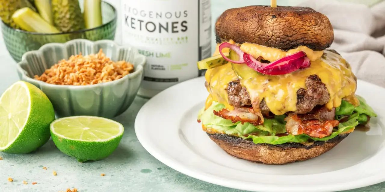 Soczysty keto burger w sałacie: Przepis + triki, by się nie rozpadł