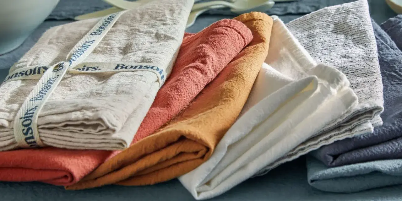 Serviettes de table en lin et coton, de différentes couleurs. Quel tissu pour serviette de table ? Le lin est idéal pour son élégance et sa résistance.