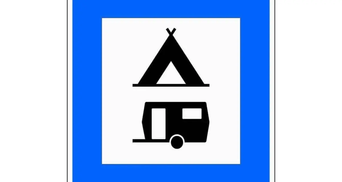 Verkehrszeichen für Campingplatz: Hier können Sie Ihr Wohnmobil parken und zelten.