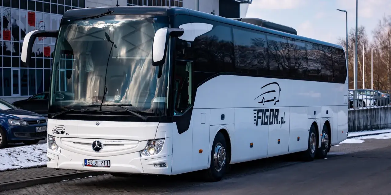 Wynajem autokaru: Ile kosztuje i jak uniknąć ukrytych opłat?