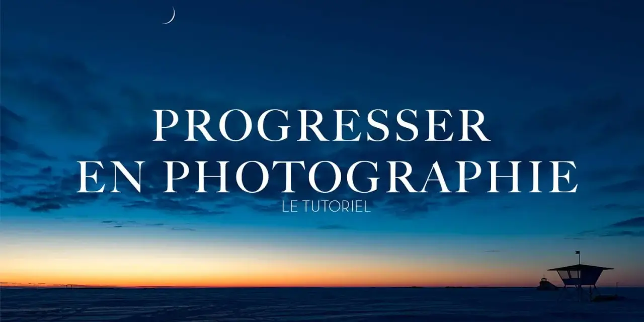 Un ciel crépusculaire bleu profond avec une lune fine au-dessus d'un paysage enneigé. Le texte "Progresser en photographie" invite à apprendre.