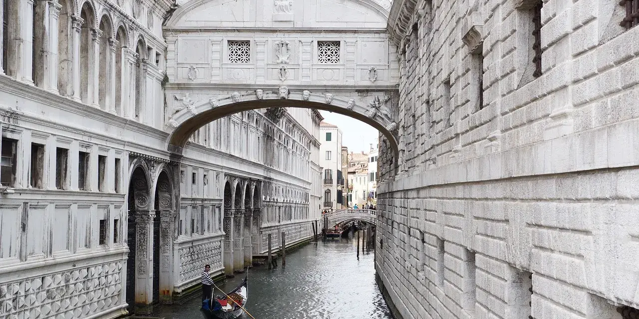 Ponte dei Sospiri a Venezia, un tempo collegava il palazzo di giustizia al **venice prison**. Una gondola scivola sul canale.