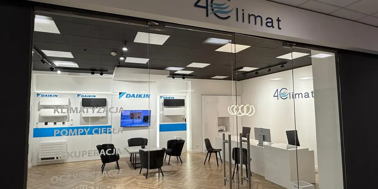 Witryna sklepowa z klimatyzacją Daikin i 4e climat, z ekspozycją urządzeń i meblami.