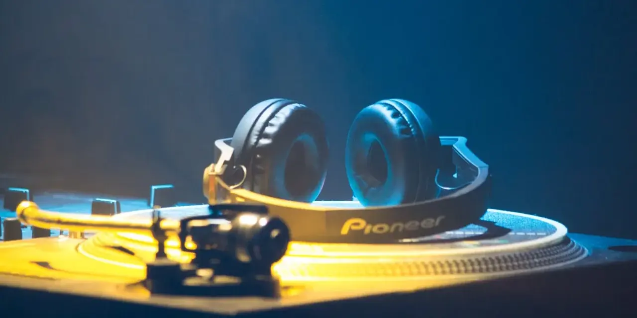 DJ-Kopfhörer auf Plattenspieler, bereit für elektronische Musikgenres.