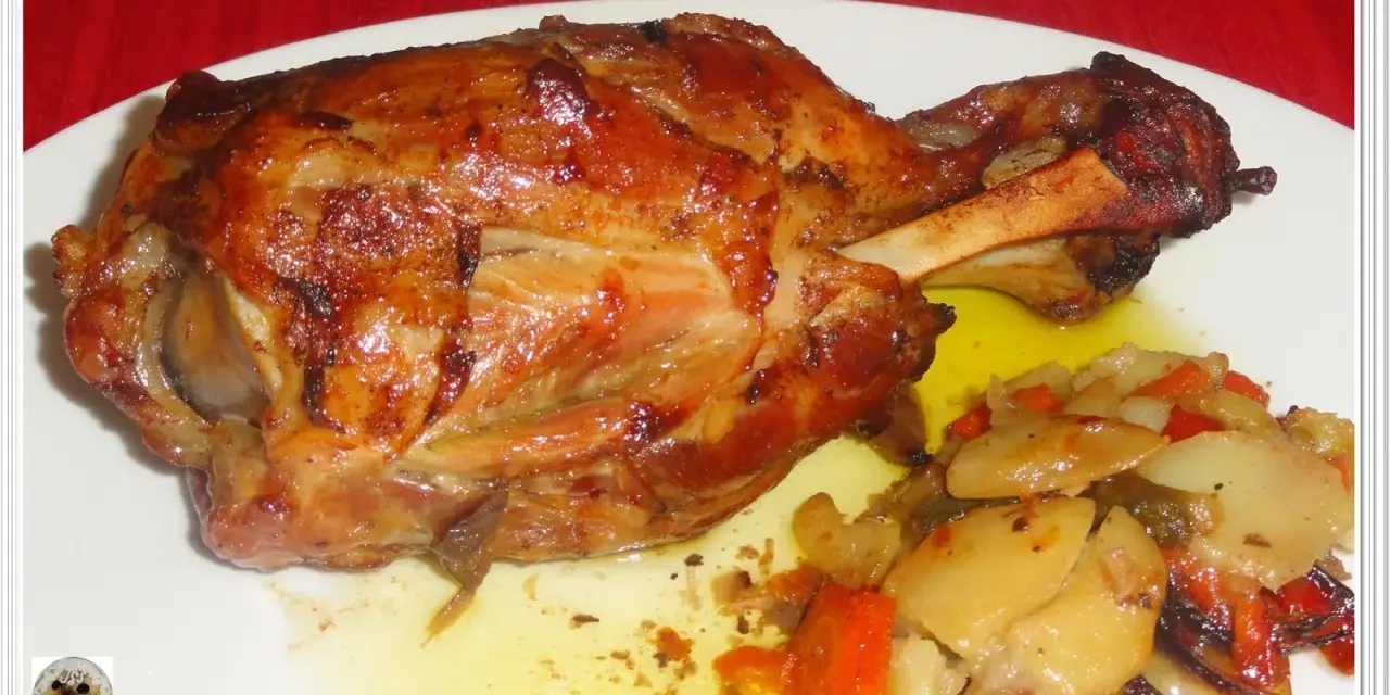 Codillo al horno, una jugosa y dorada pata de cerdo asada, acompañada de patatas y verduras. ¡Una receta tradicional irresistible!