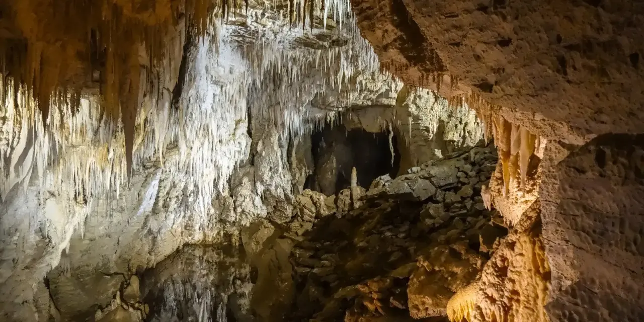 Wnętrze jaskini z naciekami i stalagmitami. Sprawdź jaskinia zakopane-cennik, by zaplanować wizytę.