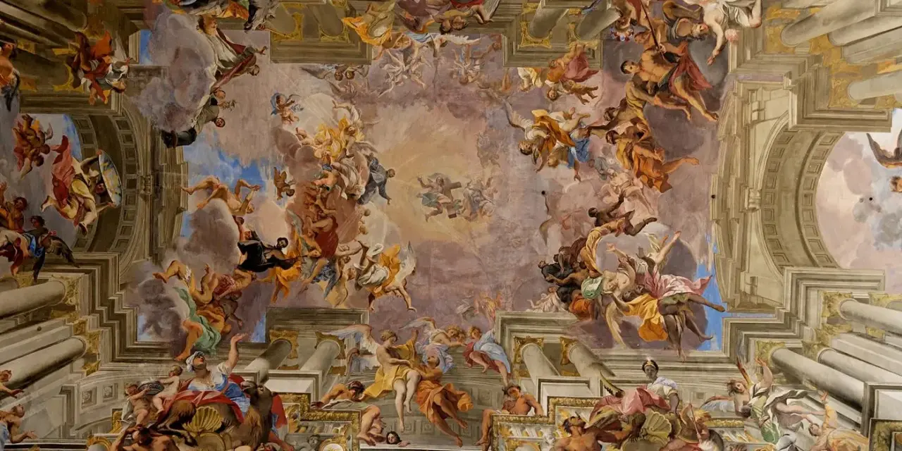 Un plafond spectaculaire dans le style baroque, peuplé d'anges et de figures célestes dans un tourbillon de couleurs et de mouvement.