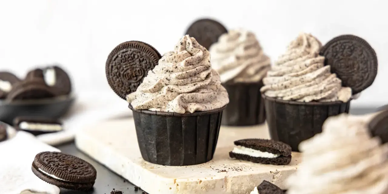 Köstliche Oreo Muffins mit cremigem Topping und ganzen Keksen dekoriert. Ein Traum für jeden Schokoladenliebhaber!