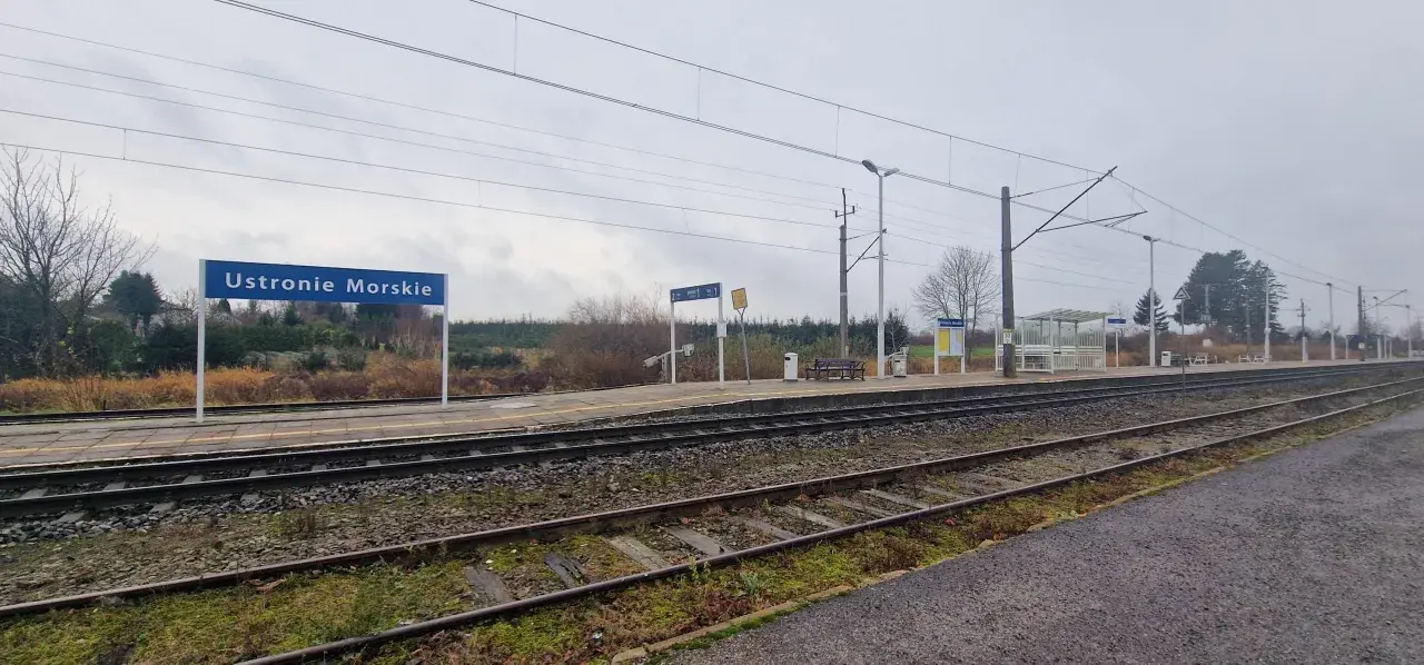 Stacja Ustronie Morskie. Tu zaczyna się podróż pociągiem do celu.