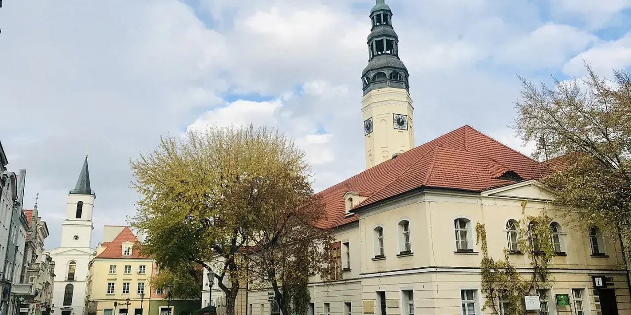 Zielona Góra rynek z ratuszem i wieżą zegarową. W tle kościół i kamienice.