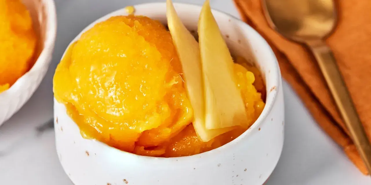 Erfrischendes Mango Sorbet, perfekt für ein leichtes Dessert. Dieses Mango Sorbet Rezept ist einfach und lecker.