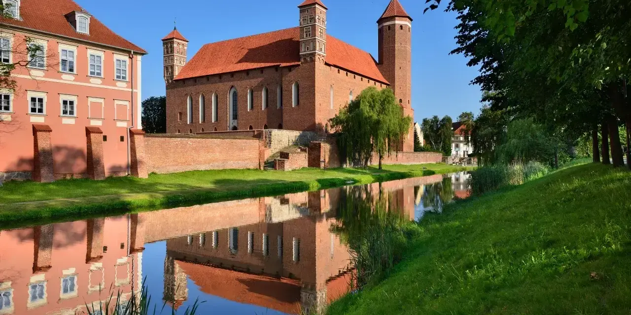 Zamek w Pułtusku zachwyca odbiciem w wodzie. Idealne miejsce na zwiedzanie i podziwianie historii.
