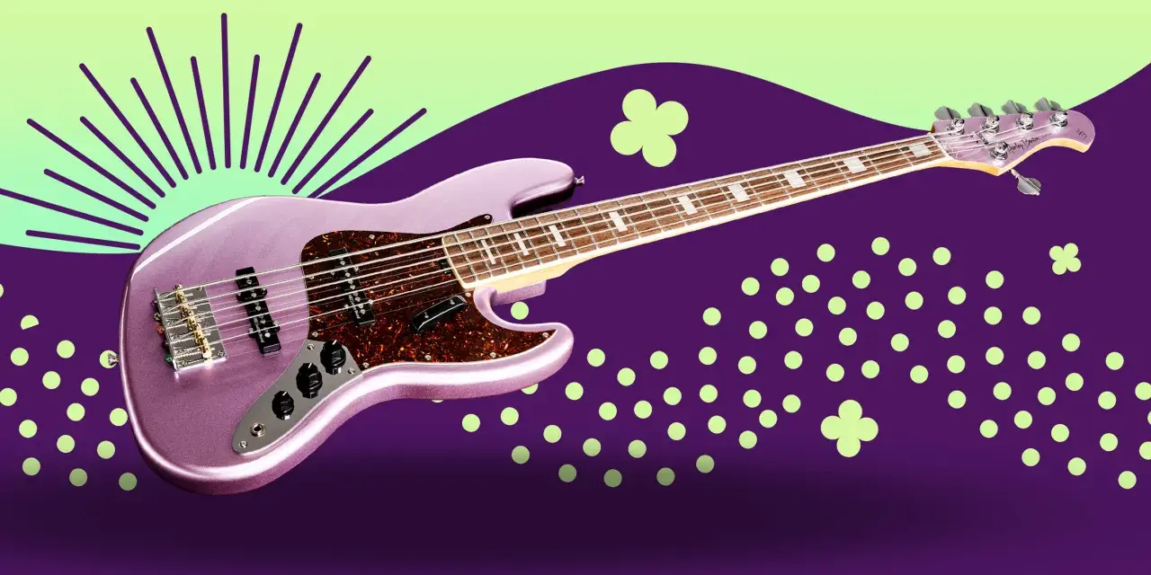 Glitzernder lila E-Bass mit fünf Saiten, ein Beispiel für hochwertige E-Bass-Marken, vor einem lila und hellgrünen Hintergrund mit Punkten und Strahlen.