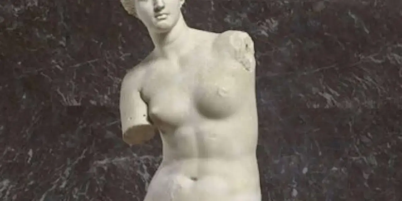 La Vénus de Milo, une sculpture antique en marbre, est représentée ici avec ses bras manquants, posant gracieusement.