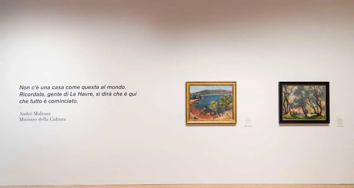 Citazione di Malraux e due dipinti in una sala del museo del Novecento Mestre.