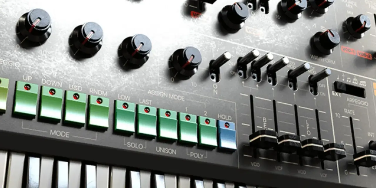 Nahaufnahme eines Synthesizer-Panels mit vielen Knöpfen, Schaltern und Tasten. Ideal für kostenlose Synthesizer VST-Plugins.