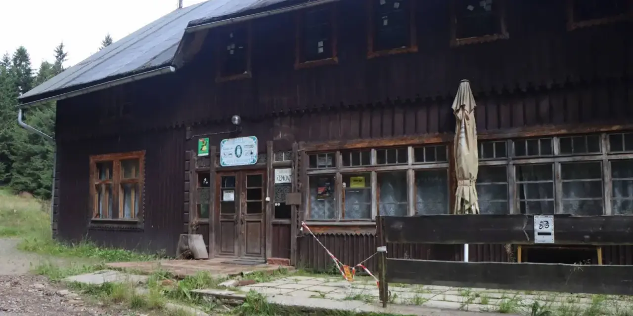 Drewniane schronisko, jakby mała sowa rzeczka, z tabliczką "ZAWIESZONO REMONT".