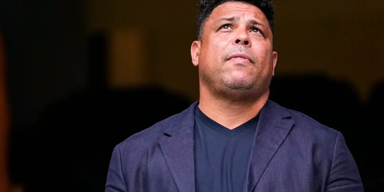 Ronaldo Nazario de Lima, legendarny piłkarz, spogląda w górę zamyślony.