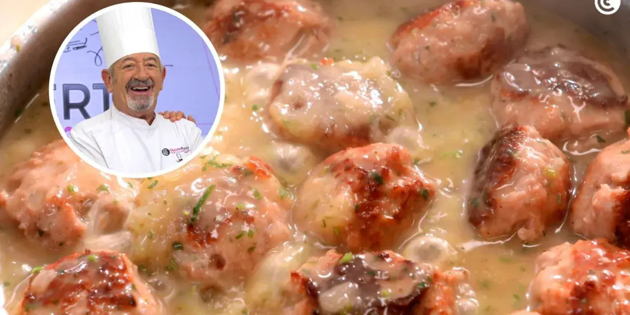 Chef Karlos Arguiñano sonríe junto a un plato humeante de deliciosas albóndigas de pollo en salsa cremosa, decoradas con perejil fresco.