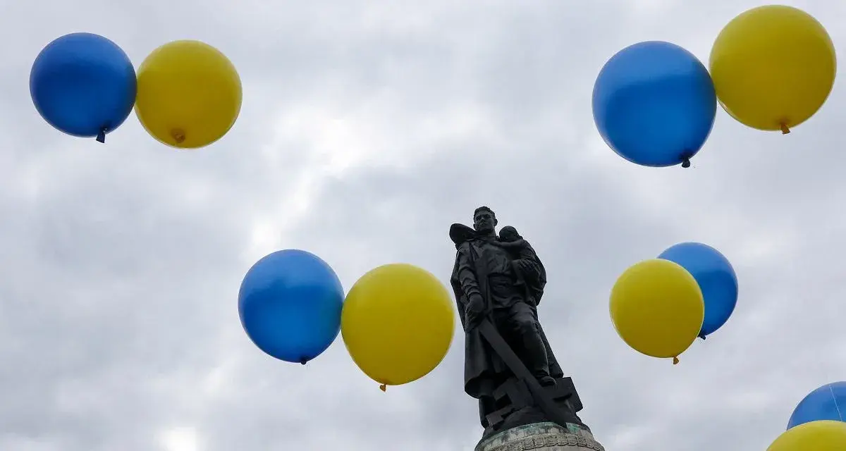 Niebiesko-żółte balony unoszą się nad pomnikiem, symbolizując ukraińską kulturę i tradycje.