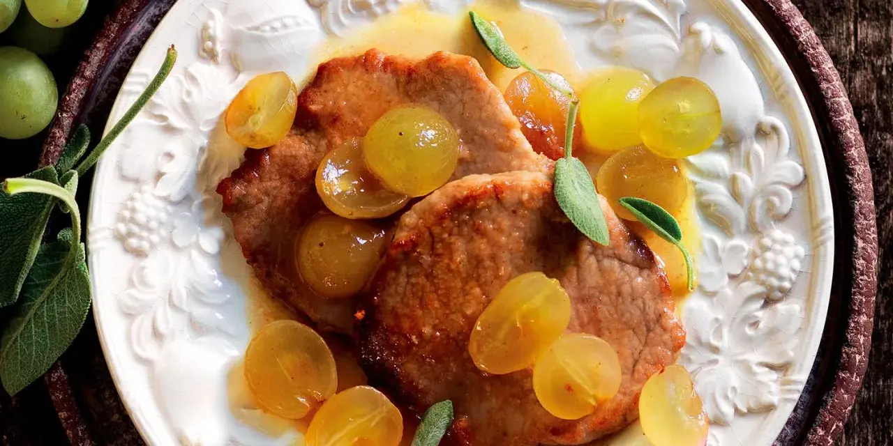 Scaloppine al vino bianco con uva dorata e salvia, un piatto succulento e profumato.