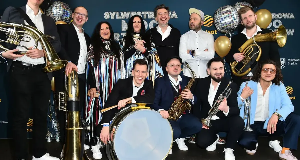 Bum bum orkiestar gotowy do zabawy! Muzycy z instrumentami dętymi i perkusją pozują do zdjęcia.