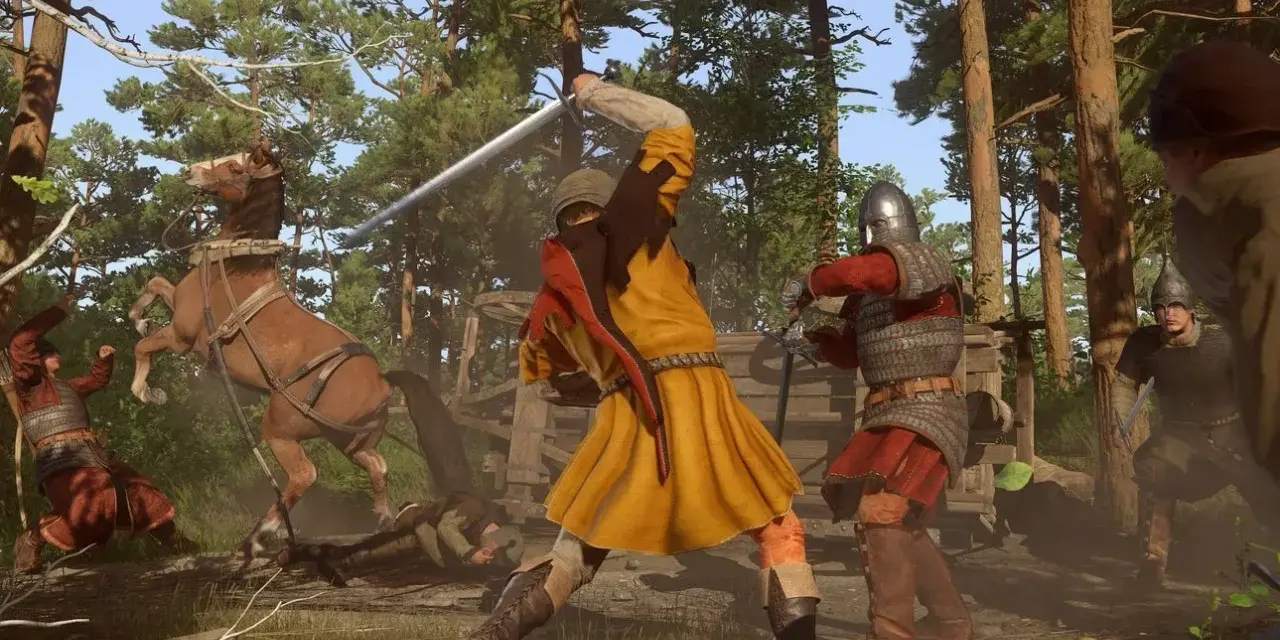 Combate en un bosque de Kingdom Come Deliverance. Un caballero con armadura lucha contra un guerrero con túnica amarilla, mientras un caballo se levanta en pánico. ¡Descubre los kingdom come deliverance trucos para sobrevivir!