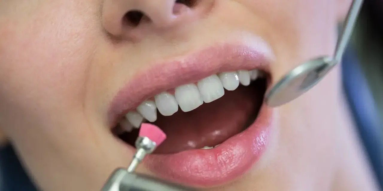 Zabieg fluoryzacji z użyciem szczoteczki i lusterka dentystycznego.