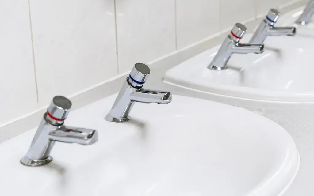 Dlaczego w Anglii są dwa krany? Odkryj zaskakujące powody tej tradycji