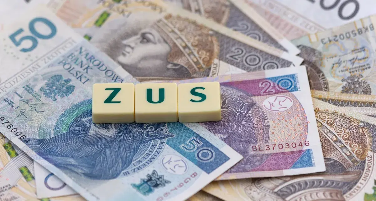 ZUS na działalności. Litery ZUS ułożone na polskich banknotach, symbolizujące koszty prowadzenia firmy i zwolnienie lekarskie.