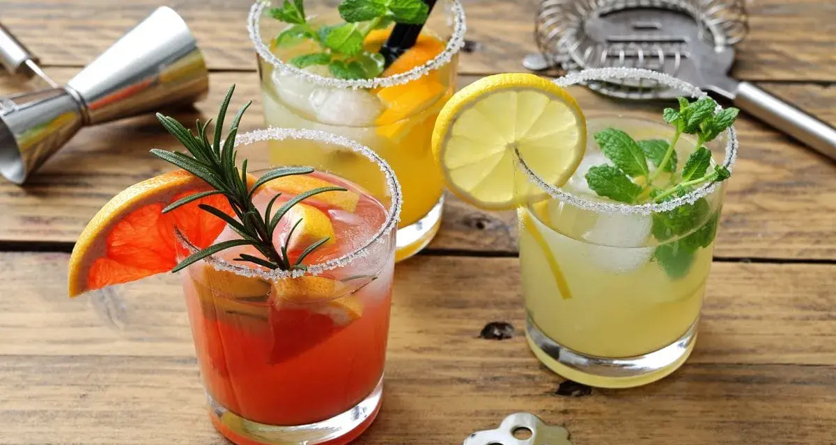 Orzeźwiające drinki bezalkoholowe: różowy grejpfrut z rozmarynem, cytrynowy z miętą i pomarańczowy z limonką. Idealne na lato!