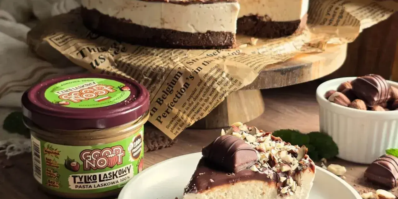 Pyszne ciasto kinder bueno z mascarpone, udekorowane orzechami i kawałkami czekolady. Idealne na deser!