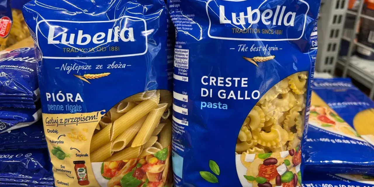Makaron Lubella czy marki własne marketów? Na półce widać opakowania makaronu Lubella Pióra i Creste di Gallo.