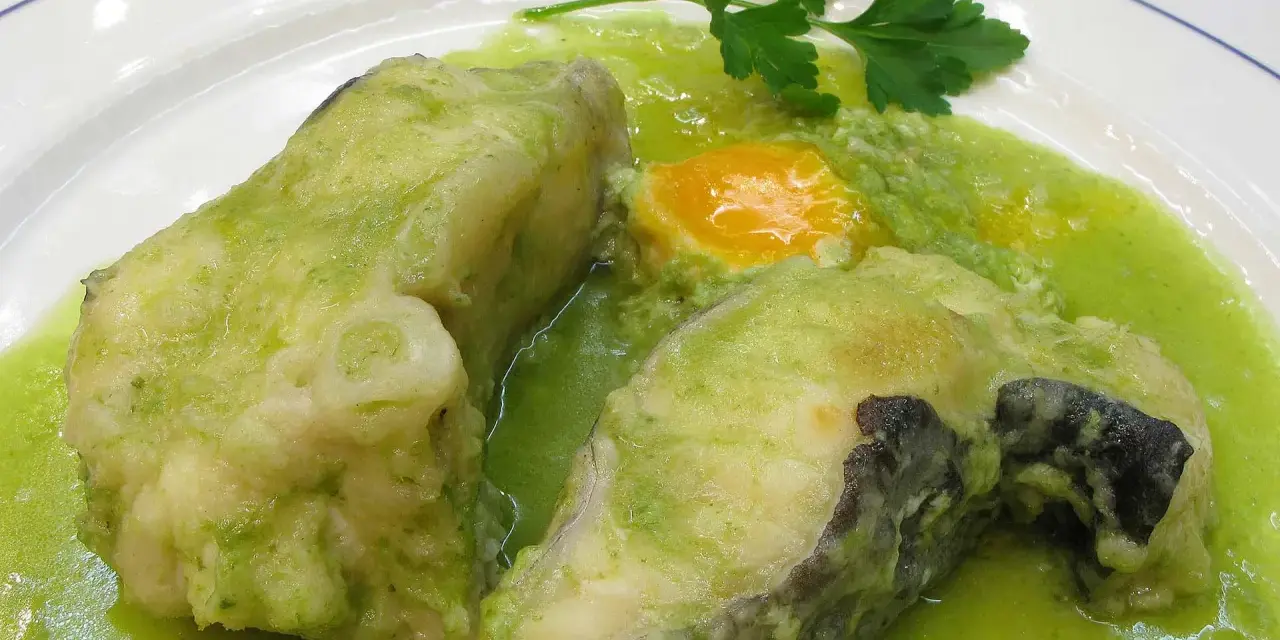 Dos trozos de congrio en salsa verde, con un toque de huevo y perejil.
