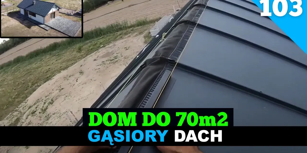 Blacha na rąbek stojący - wady. Detal dachu z widocznym elementem uszczelniającym i tekstem "DOM DO 70m2 GĄSIORY DACH".