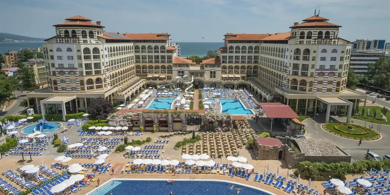 Wielki kompleks hotelowy z basenami i leżakami, idealny na bułgaria wczasy all inclusive.