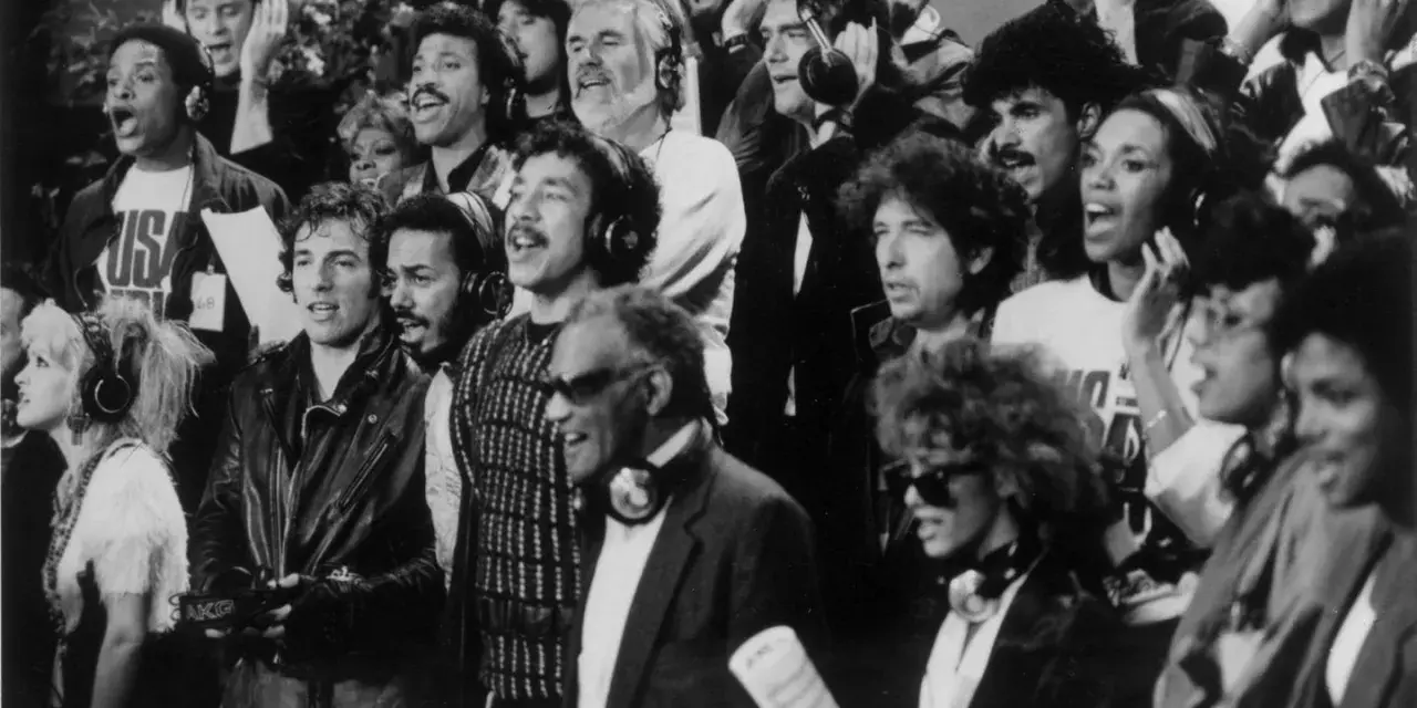 Berühmte Musiker singen gemeinsam einen **protest song**. Bruce Springsteen, Ray Charles und Bob Dylan sind unter ihnen.