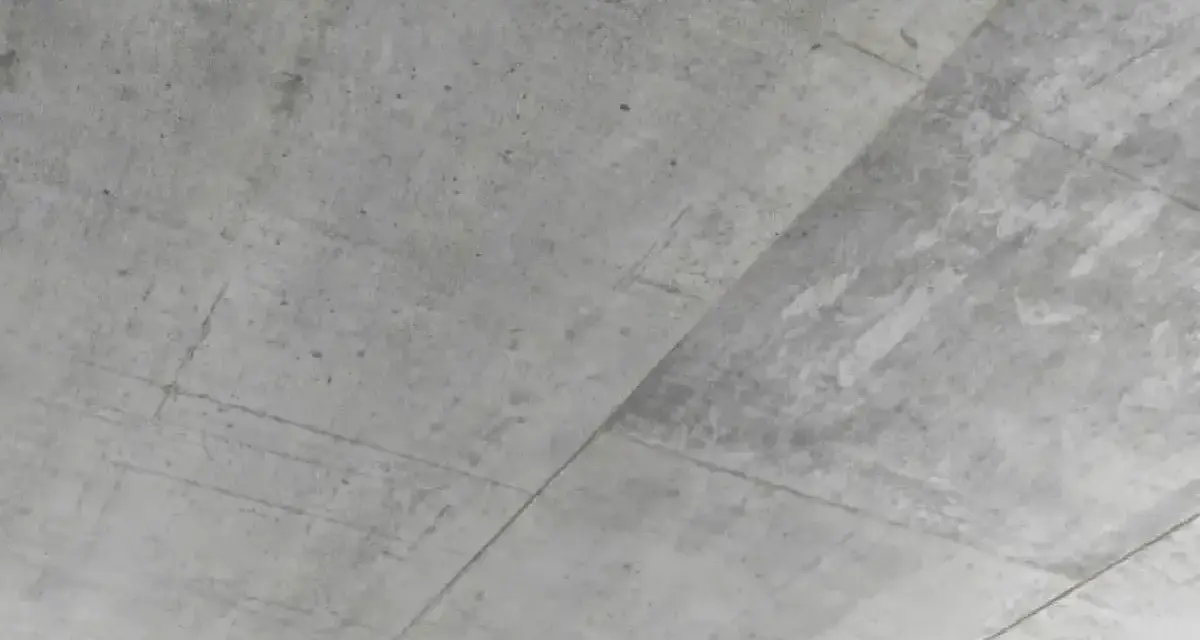 Surowy, betonowy sufit z widocznymi liniami szalunku. Betonowy sufit inspiracje dla minimalistycznych wnętrz.