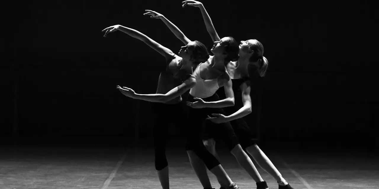 Trzy tancerki w harmonijnym ruchu, tworzące piękną choreografię. To właśnie choreografia co to, czyli sztuka układania tańca.