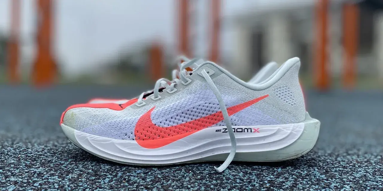Scarpa da running Nike ZoomX, un esempio di classificazione scarpe running per prestazioni elevate. Tomaia in mesh traspirante, suola ammortizzata.