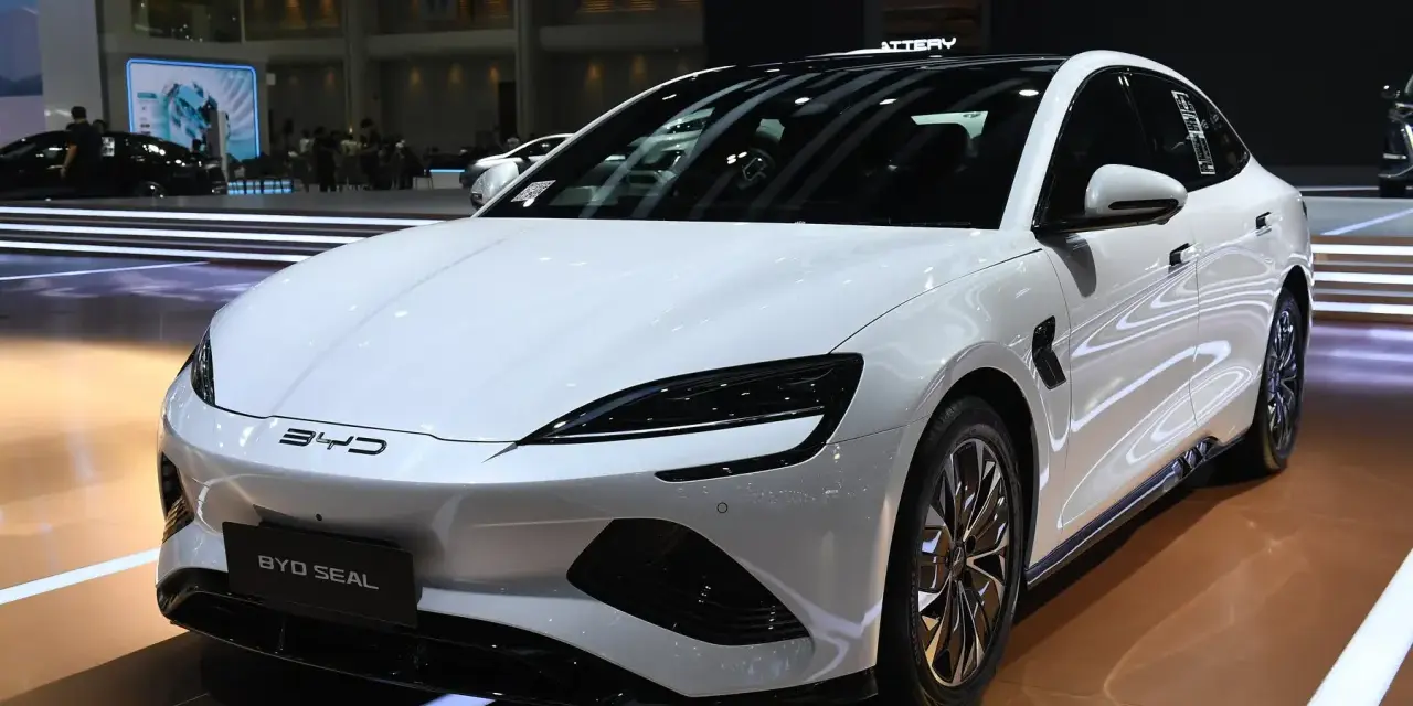 Biały BYD Seal na wystawie. Sprawdź byd cena i poznaj ten nowoczesny samochód elektryczny.