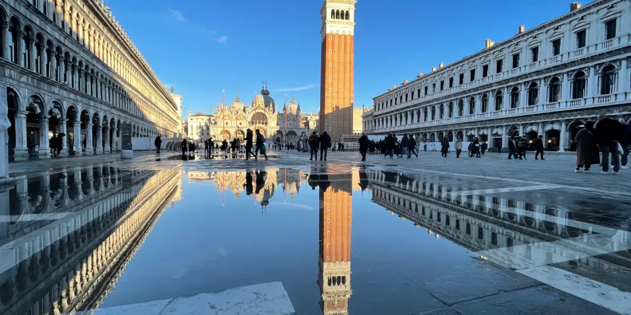 Riflessi di Piazza San Marco con la Basilica e il Campanile, l'acqua di Venezia crea uno specchio magico.