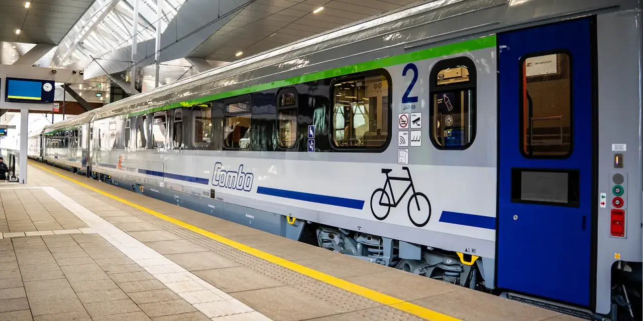 Nowoczesny wagon combo PKP Intercity z oznaczeniem "Combo" i piktogramem roweru, gotowy do podróży.