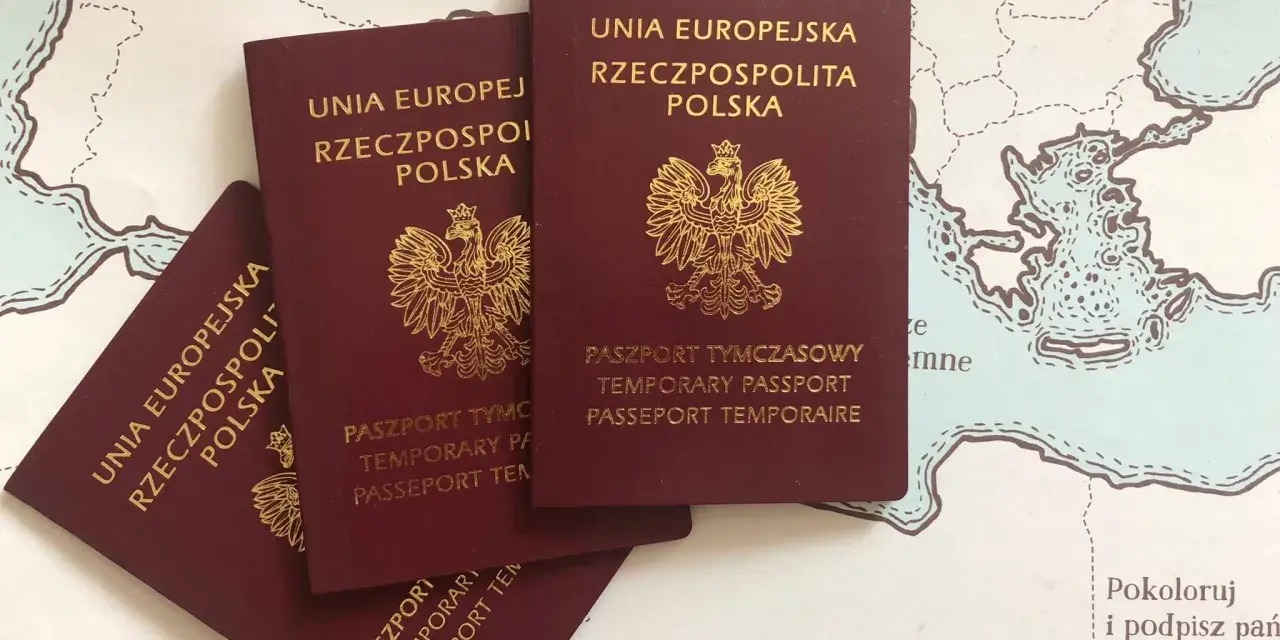 Trzy polskie paszporty tymczasowe leżą na mapie Europy. Czy na Maderę wystarczy dowód?