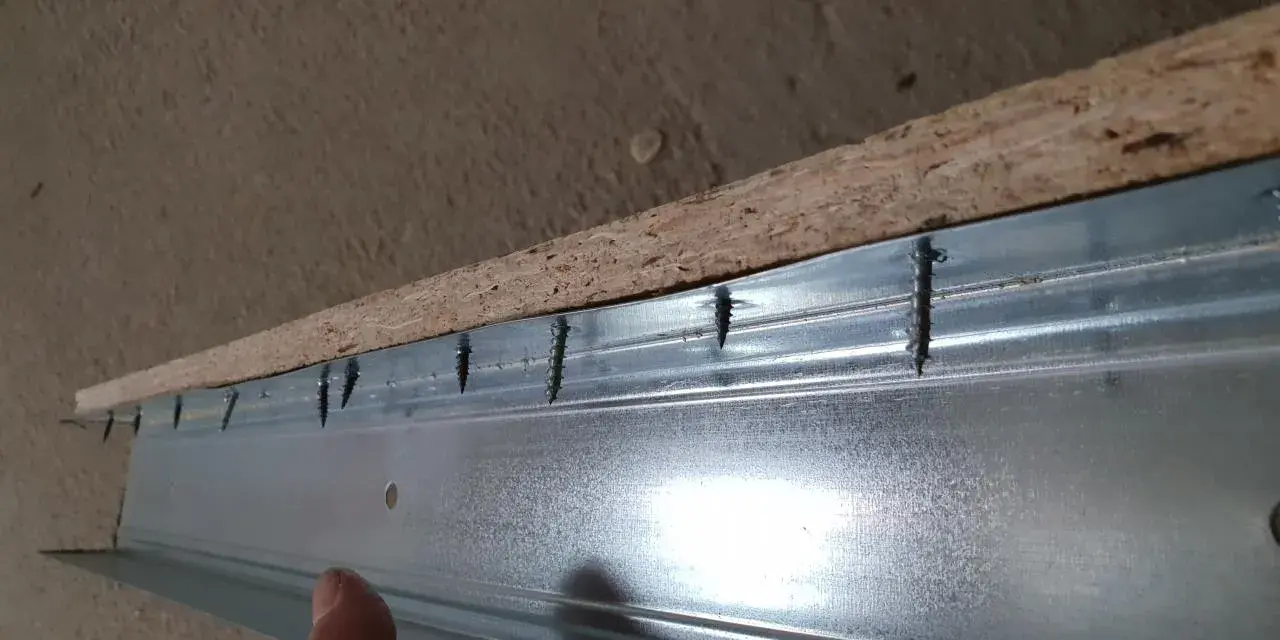 Schrauben verbinden OSB-Platte mit Metallprofil. Rigips auf OSB schrauben ist der nächste Schritt.