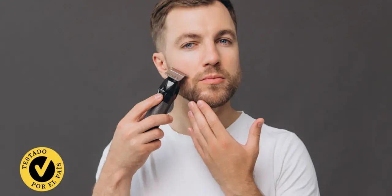Hombre con barba usando una recortadora para perfilar su rostro. El accesorio "Testado por el país" aparece en la esquina inferior izquierda.